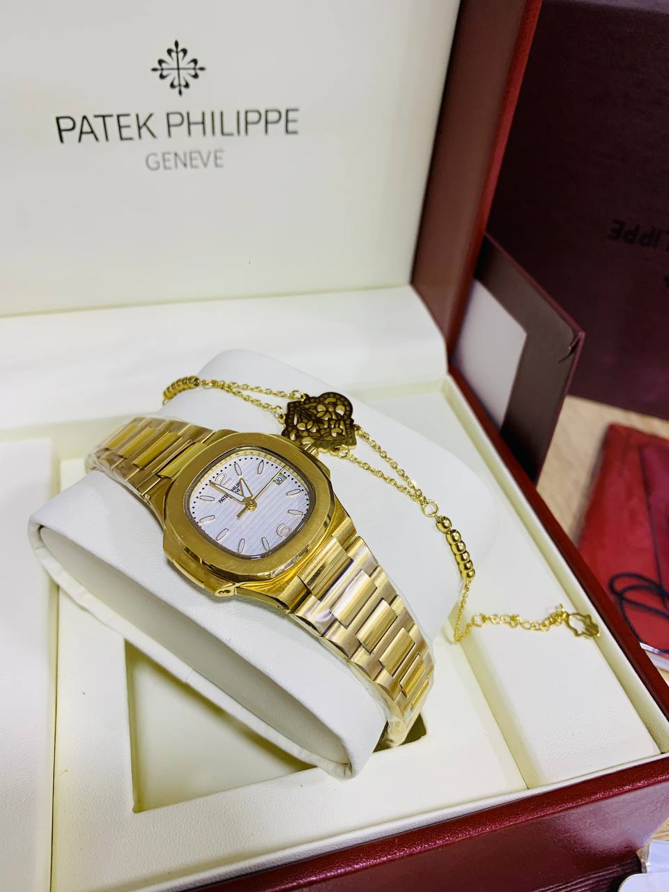 Montre Patek Philippe Dorée Fond Blanc Pour femme