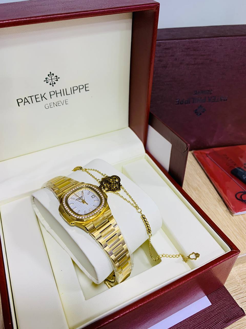 Montre Patek Philippe Dorée Fond Blanc Pour femme